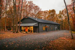 Luxe Barndo, Golf Simulator, Hot Tub, Pet-Friendly