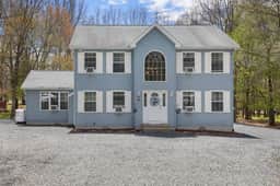 Walk To The Lake! Farmhouse Chic Karaoke Barn