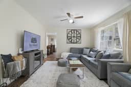 Farmhouse Chic Stay, Walk To Lake, Pool Access
