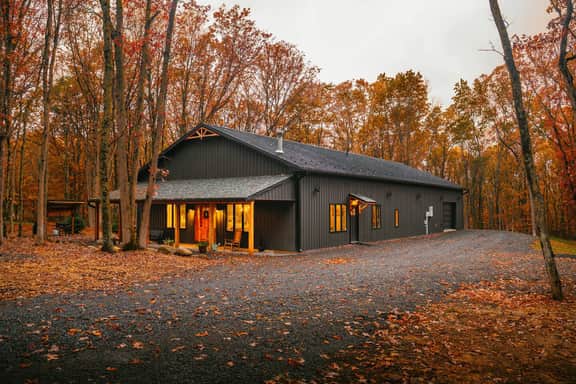 Luxe Barndo, Golf Simulator, Hot Tub, Pet-Friendly