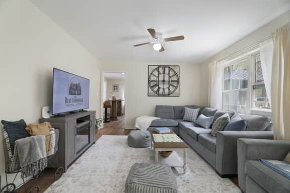 Farmhouse Chic Stay, Walk To Lake, Pool Access