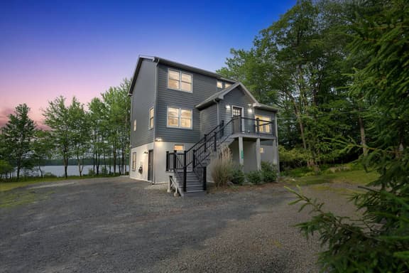 Peaceful Lakefront, Pool Access, Fishing, Kayaks